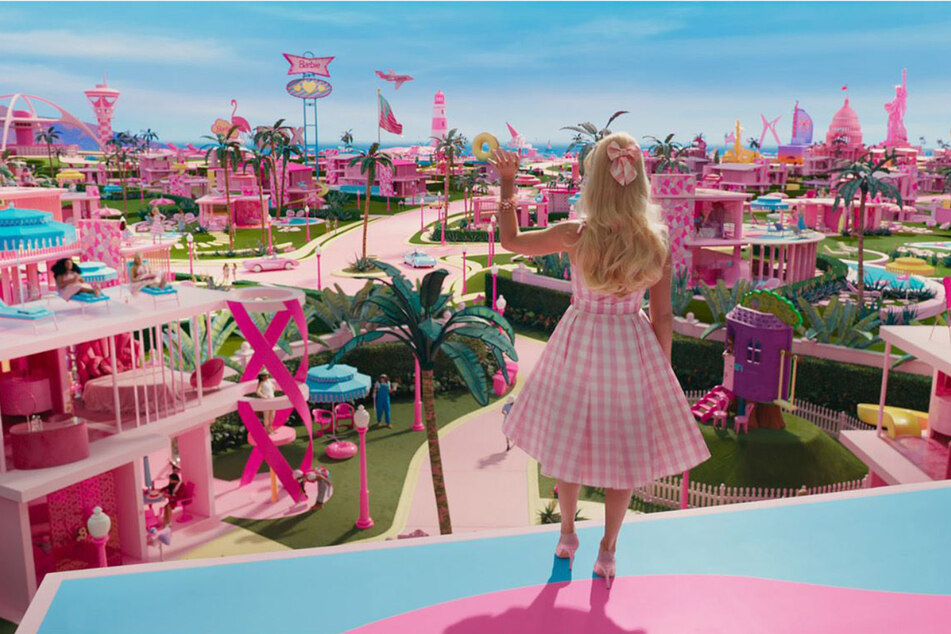 Markengetreu ist Barbie in einer pinken Welt in einem rosafarbenden Kleid zu sehen.