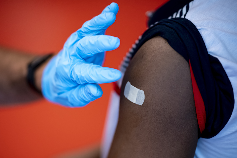 In Südafrika sind derzeit nur rund 24 Prozent der Menschen vollständig geimpft.
