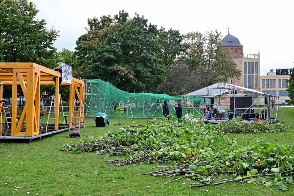 Im Stadthallenpark liefen am Sonntag die Aufbauarbeiten für das Laubhüttenfest.