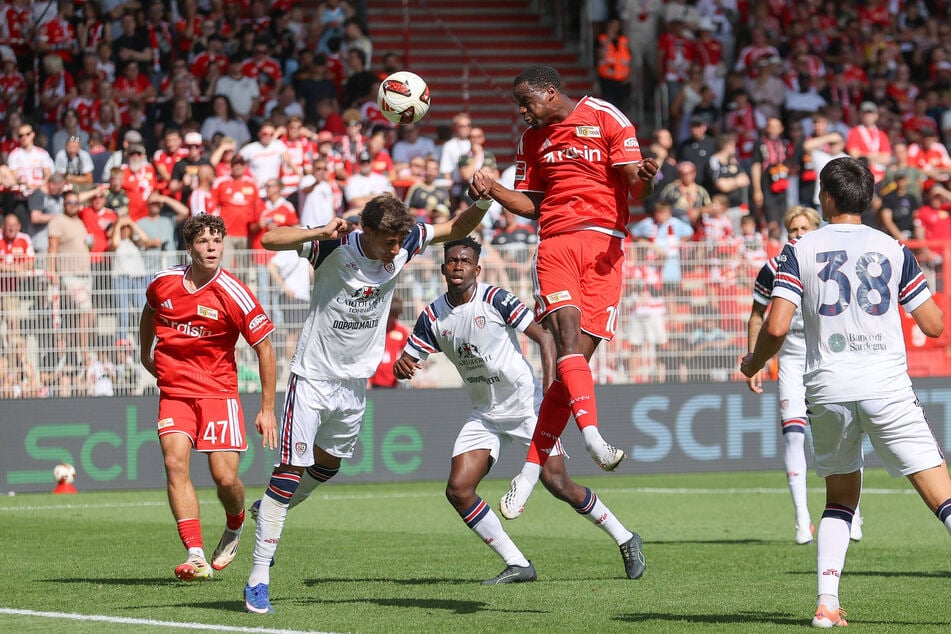 Ilyas Ansah (21, o.) rettete Union per Doppelpack immerhin noch das Remis.