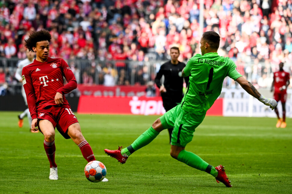 Gikiewicz klärt vor Leroy Sané (l.). Die Bayern erhöhten im zweiten Durchgang deutlich den Druck.