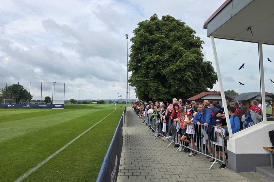 Schon deutlich vor Beginn der Trainingseinheit warteten zahlreiche Fans auf die Spieler von RB Leipzig.