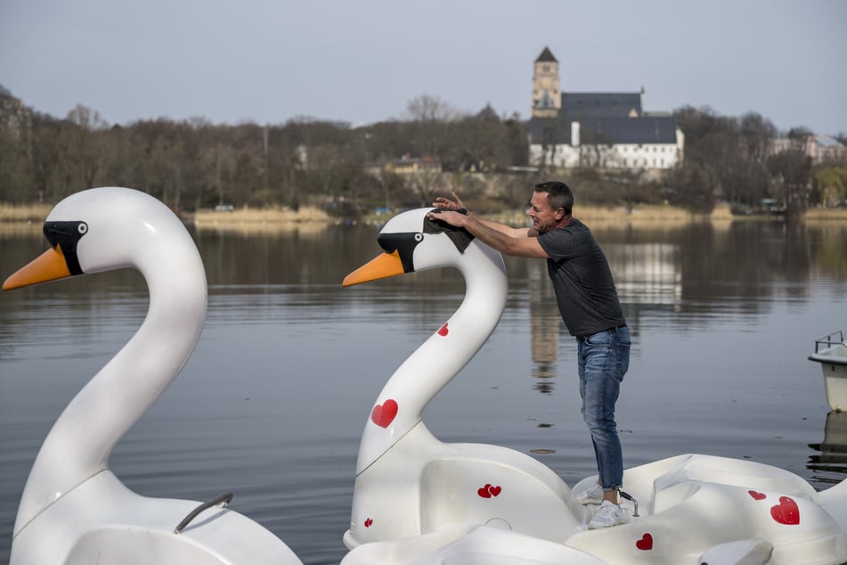 Falko Hirsch (52) hat bereits ordentlich zu tun. Sein Gondelverleih startete schon im Februar in die Saison.