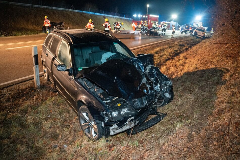 Die Einsatzkräfte von Feuerwehr, Rettungsdienst und Polizei hatten vor Ort alle Hände voll zu tun.