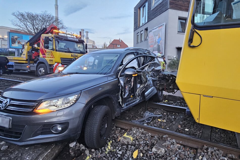 Der verunfallte VW wurde am Montagnachmittag abgeschleppt.