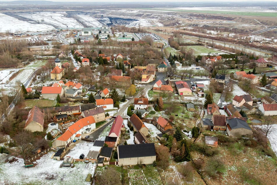 Eine runde Sache: Pödelwitz im Leipziger Südraum wird nicht abgebaggert. Die Mibrag als Betreiber des Tagebaus "Vereinigtes Schleenhain" (im Hintergrund) verzichtet auf die Kohle unter dem Dorf.