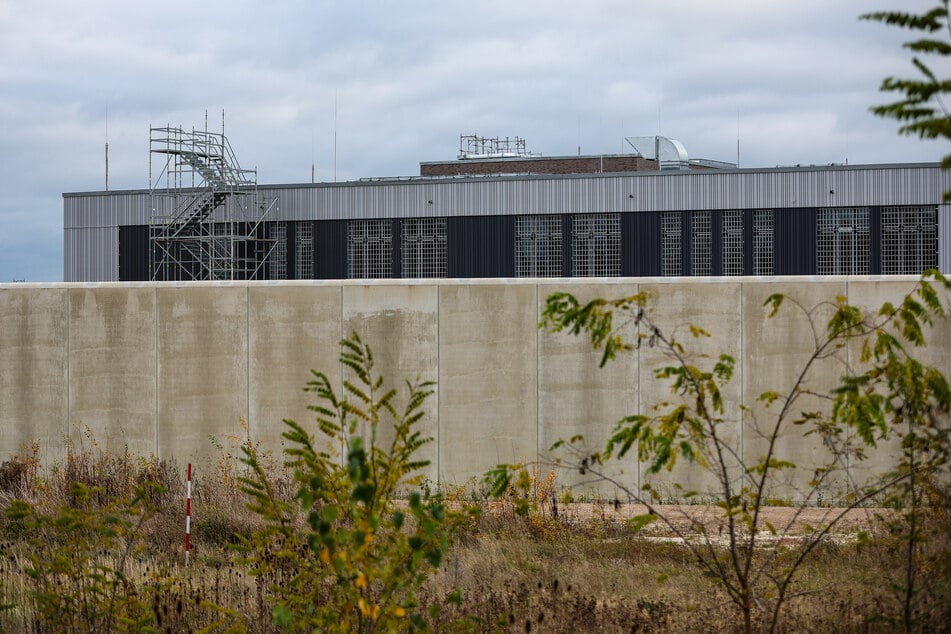 Der Mega-Knast in Zwickau sollte eigentlich 2019 eröffnen - doch der Bau wird einfach nicht fertig. Wie geht es nun weiter?