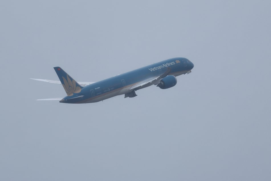 Ein Boeing-Dreamliner der Vietnam Airlines startet am Flughafen München in Richtung Hanoi. Am Samstag war eine solche Maschine beim Start in Schwierigkeiten geraten.
