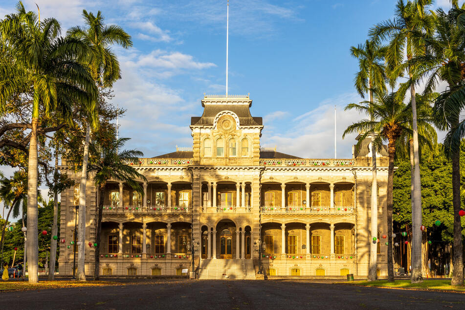 Als Kawānanakoa bei einem Fotoshootings den Thron ihrer Vorfahren im ʻIolani Palast beschädigte, verlor sie den Titel "Präsident der Freude". Diesen hielt sie vorher 25 Jahre lang.