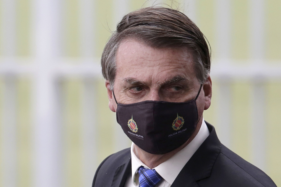 Jair Bolsonaro, Präsident von Brasilien, trägt beim Verlassen seines Amtssitzes, dem Alvorada-Palast, einen Mundschutz.