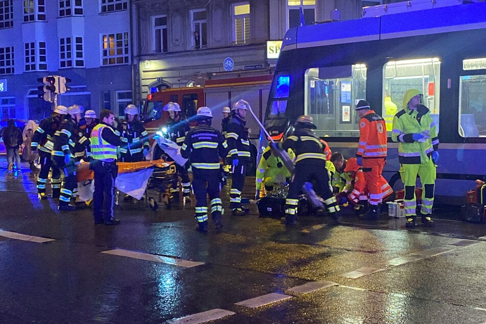 Rettungskräfte sind an der Unfallstelle nahe der Hackerbrücke in München im Einsatz.