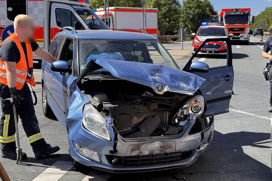 Dieser Skoda krachte am Montagmittag auf der B282 bei Schleiz (Saale-Orla-Kreis) mit einem Taxi zusammen.