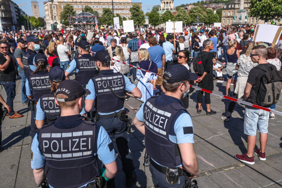 Polizisten bei der dritten Demo am vergangenen Samstag.