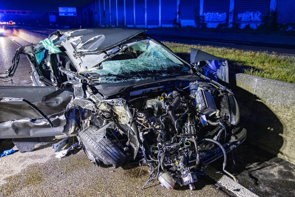 Das Wrack des verunfallten VW Golfs zeigt, welch massive Kräfte während des Unfalls auf der A3 bei Rodgau-Weiskirchen gewirkt haben müssen.