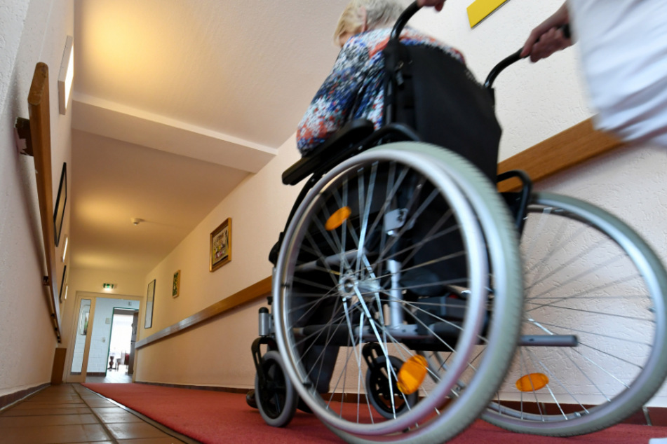 Der 61-Jährige arbeitete weiterhin im Pflegeheim. (Symbolfoto)