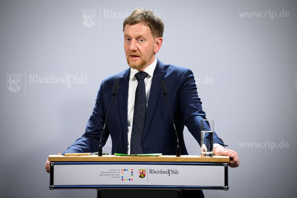Ministerpräsident Michael Kretschmer (50, CDU) will die Mineralölfirmen zur Kasse bitten, wenn es illegale Preisabsprachen gegeben haben sollte.