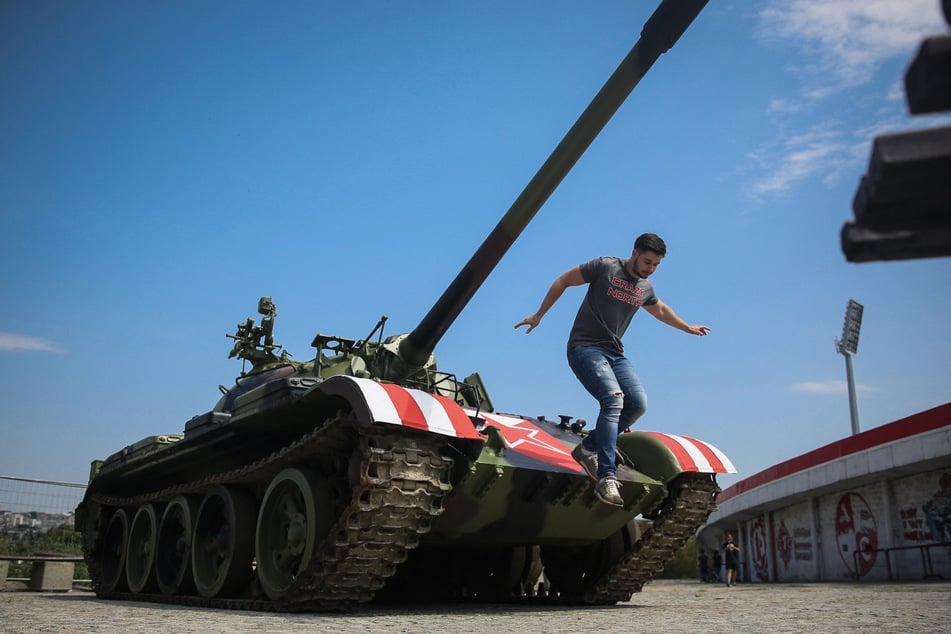 The decommissioned tank is very popular with Red Star fans and is used as a photo motif.