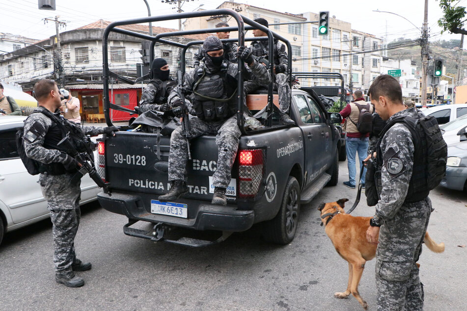 Schwer bewaffnete Polizisten gehören zum Alltagsbild in den brasilianischen Favelas. (Symbolbild)