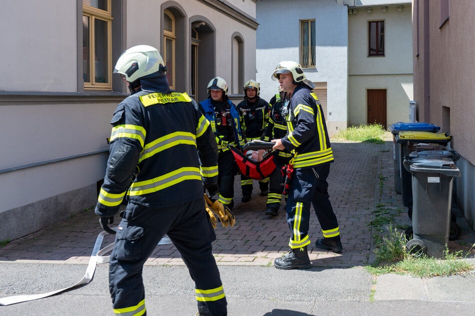 Die gerettete Bewohnerin wurde in ein Krankenhaus gebracht.