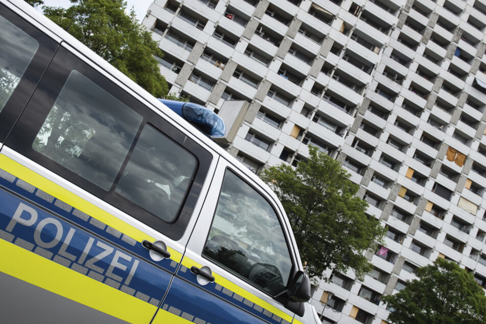Ein Einsatzfahrzeug der Polizei steht vor dem Iduna-Zentrum. Bei mehreren größeren privaten Feiern haben sich in Göttingen etliche Menschen mit dem Coronavirus infiziert.