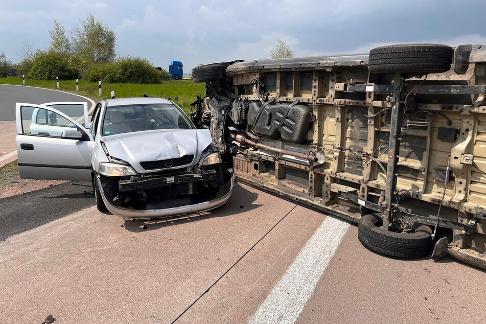 Auch ein Opel rauschte in die Unfallstelle.