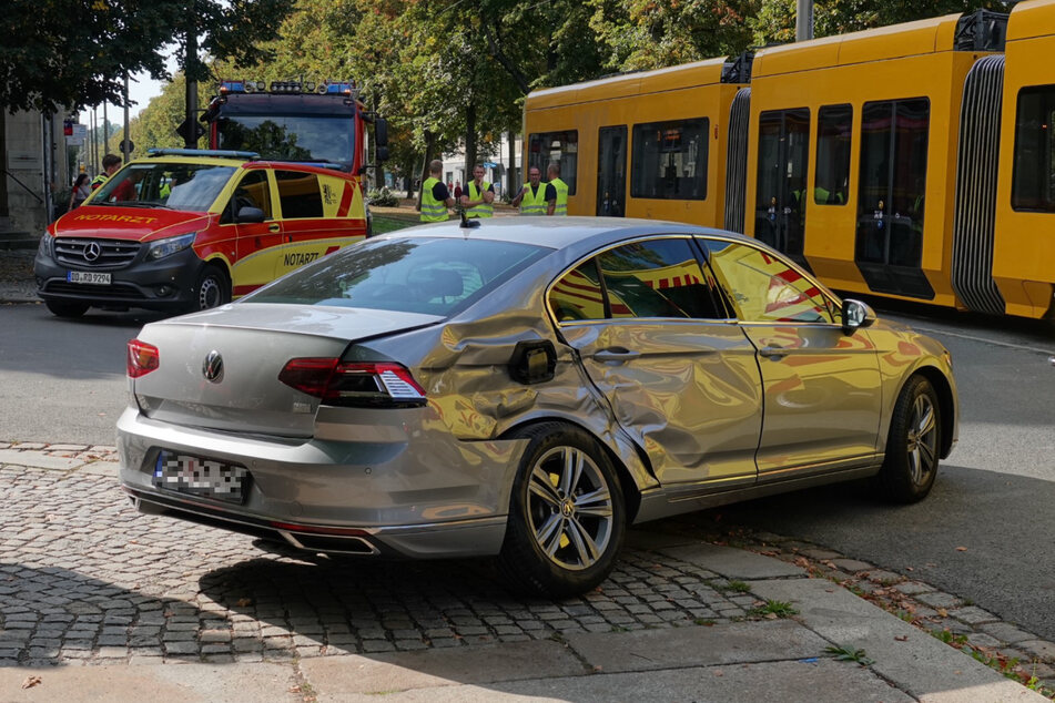 Als der VW Passat die Münchner Straße überquerte, kam es zum Zusammenstoß mit einer Straßenbahn der Linie 3.