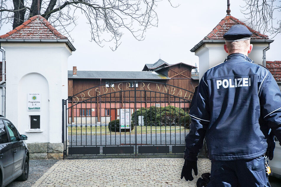 Die betroffenen Ställe liegen direkt an der Dresdner Galopprennbahn. Nun ermittelt die Polizei.