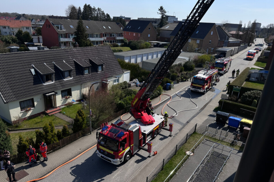 Am Montag hat es auf dem Dach eines Mehrfamilienhauses in Henstedt-Ulzburg (Kreis Segeberg) gebrannt.