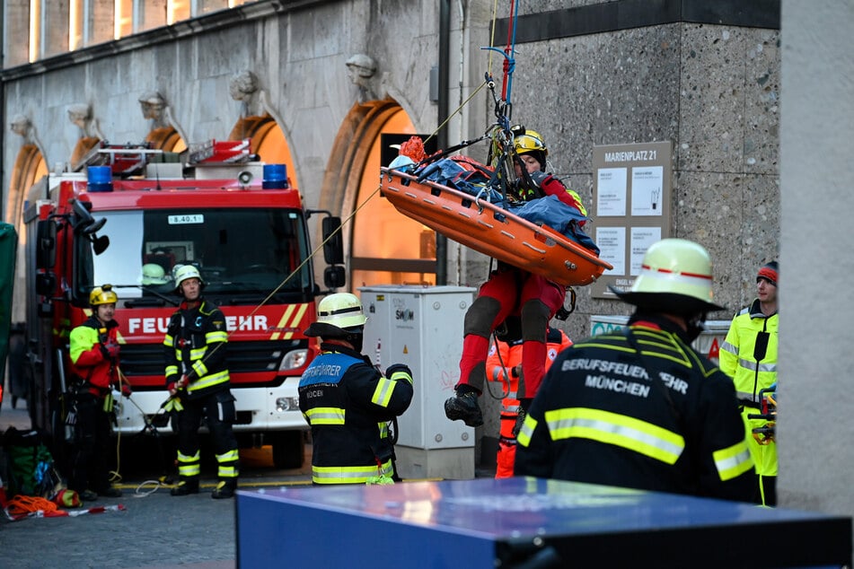 Zahlreiche Passanten verfolgten den Einsatz in der Münchner Altstadt.