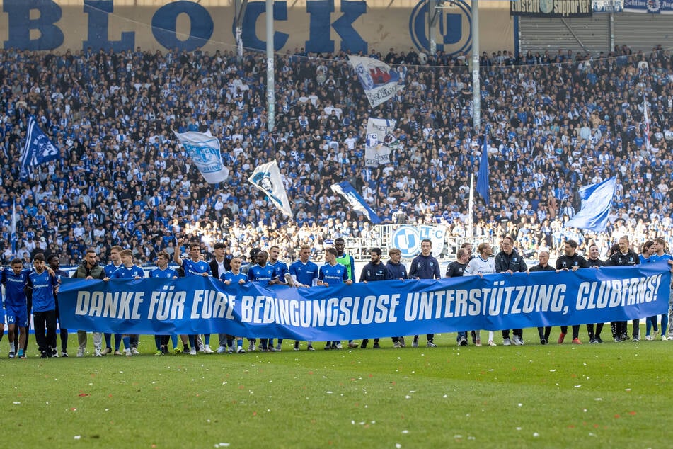 Die Mannschaft bedankte sich nach Abpfiff geschlossen bei den Fans für die Unterstützung.