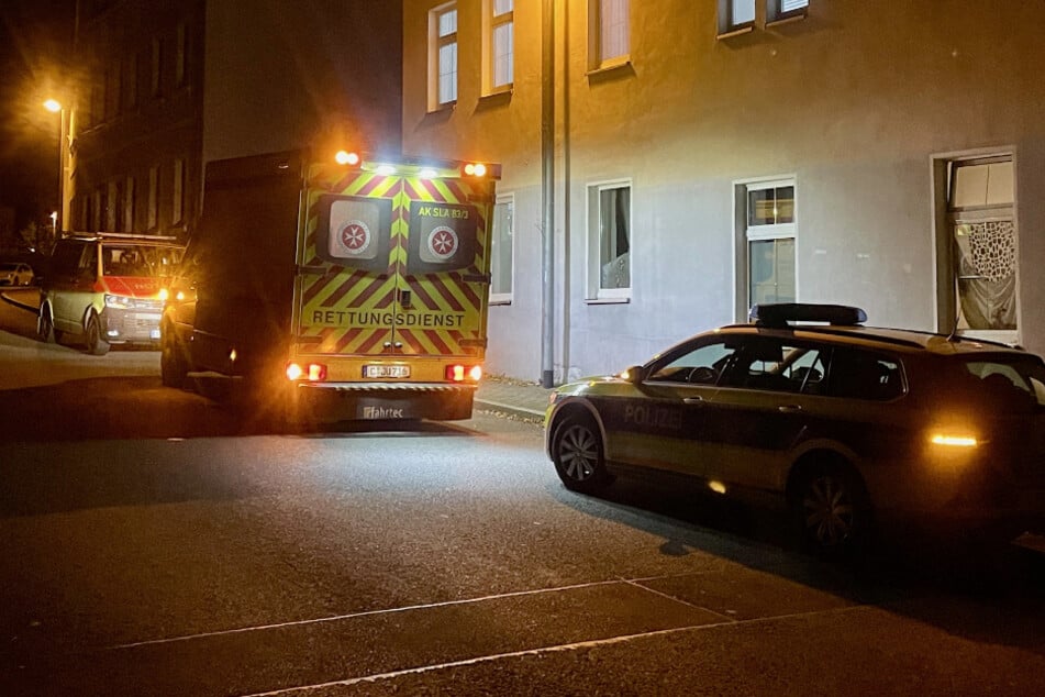Polizei- und Rettungseinsatz im Erzgebirge: Person stürzt aus Fenster!