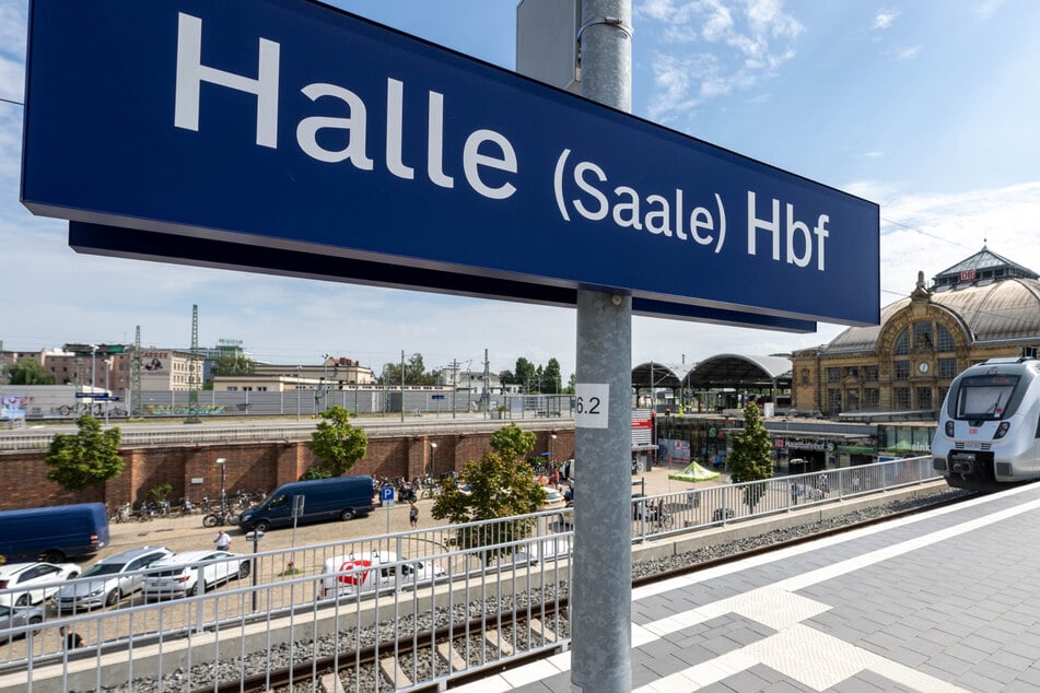 Die Beamten räumten den Zug und sperrten den Bahnsteig. (Archivbild)