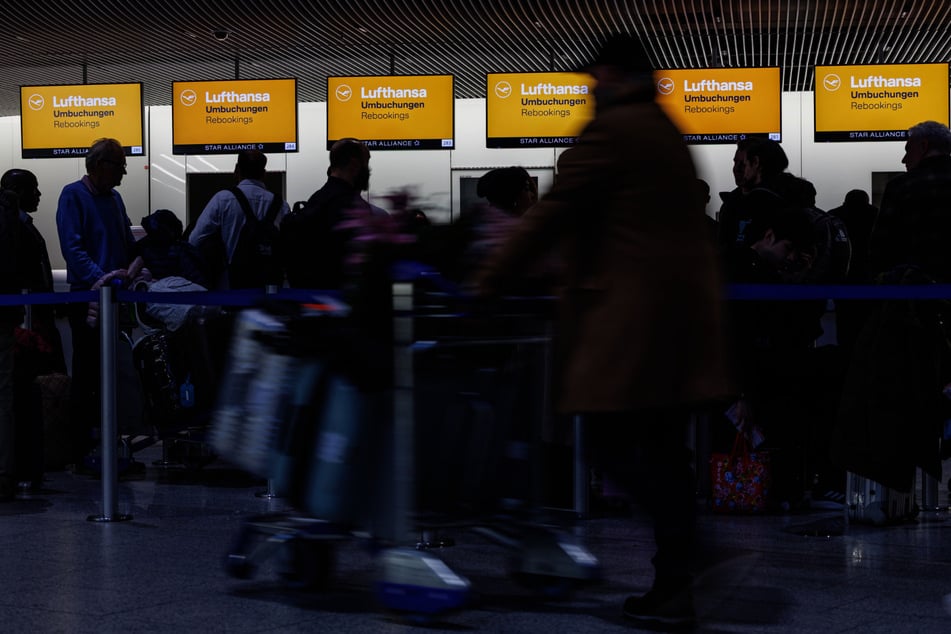 Die Lufthansa erwartet in Frankfurt zum Ferienbeginn etwa 15 Prozent Fluggäste im Vergleich zum vergangenen Jahr weniger. (Archivfoto)