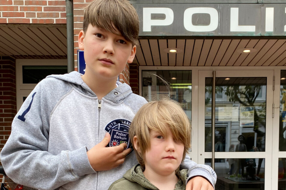 Der 12-jährige Willi (l.) und sein kleiner Bruder Moritz aus Hessen stehen vor der Polizeistation auf Borkum.