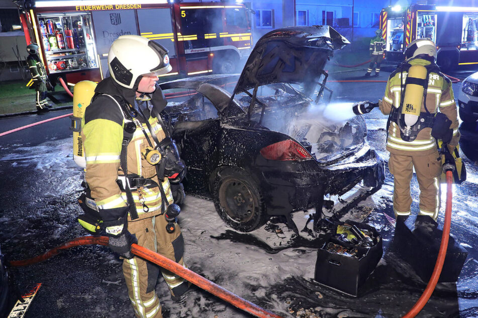 Dresden: Frau steigt in ihr Auto: Peugeot brennt plötzlich lichterloh
