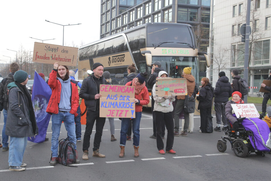 Dresden: Klima-Protest am Hauptbahnhof: "Extinction Rebellion" blockiert Fritz-Löffler-Straße!
