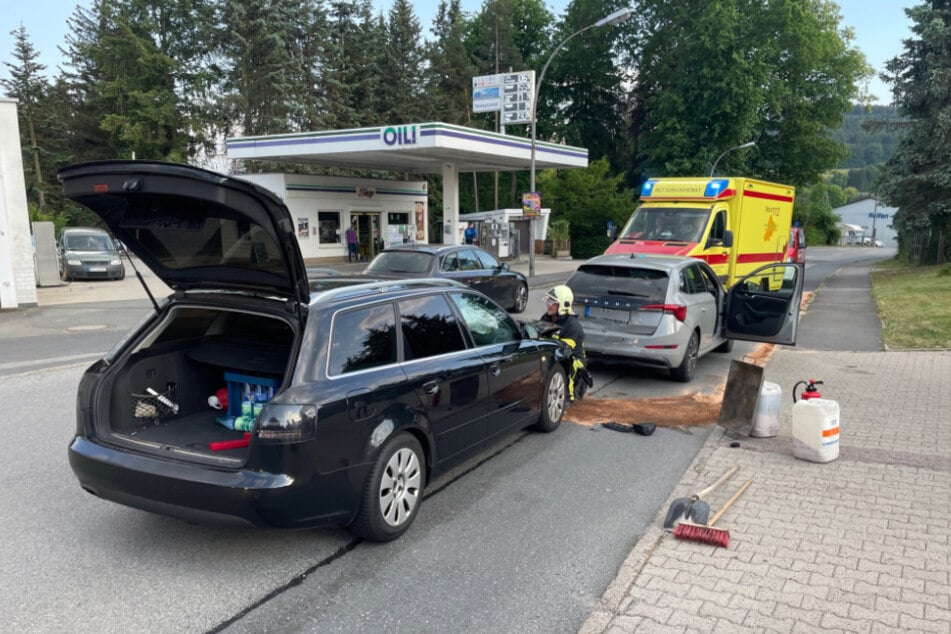 Die Einsatzkräfte der Feuerwehr klemmten unter anderem die Batterie des Audi ab.