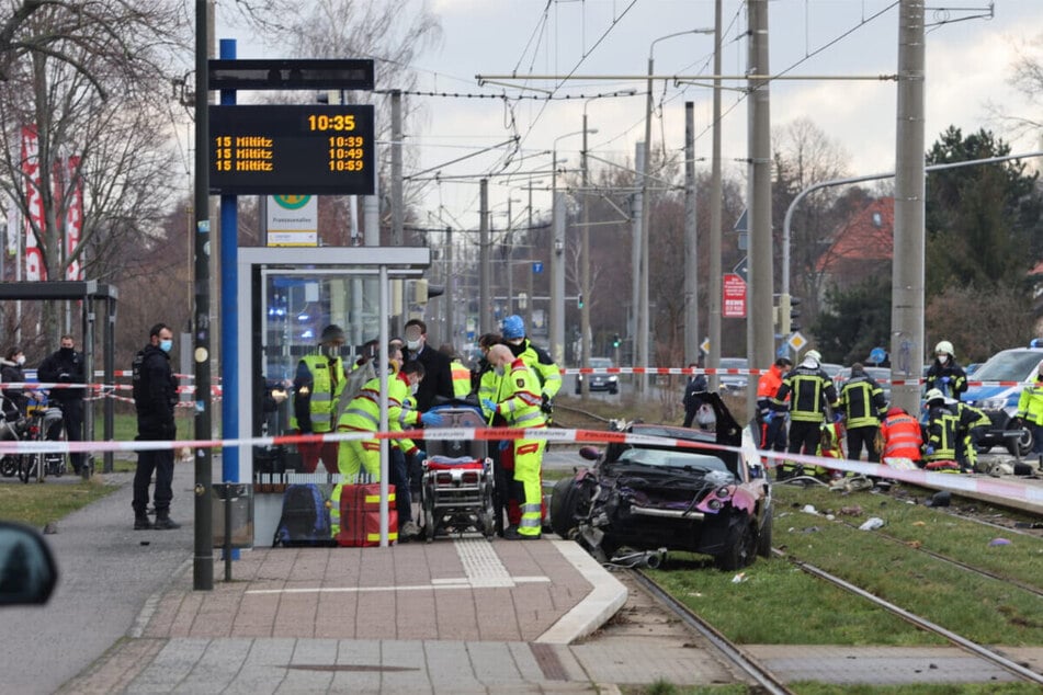 Fast auf den Tag genau vor vier Jahren hatte sich an selbiger Stelle ein tragischer Unfall ereignet. Am 16. März 2021 kam ein Smart ebenfalls von der Prager Straße ab und krachte in die Haltestelle. Drei Menschen kamen dabei ums Leben.