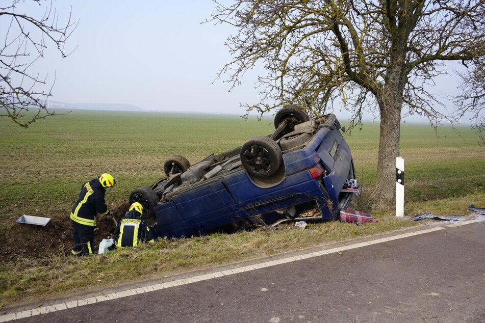 Der Aufprall war so heftig, dass sich der VW-Bus überschlug und im Graben landete.