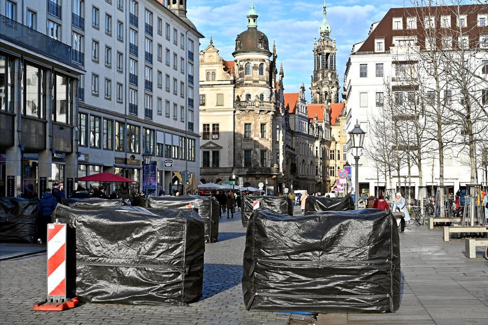 Die Kosten für die Aufstellung von Terrorsperren (hier Schloßstraße) auf den Weihnachtsmärkten im Zentrum übernimmt die Stadt.