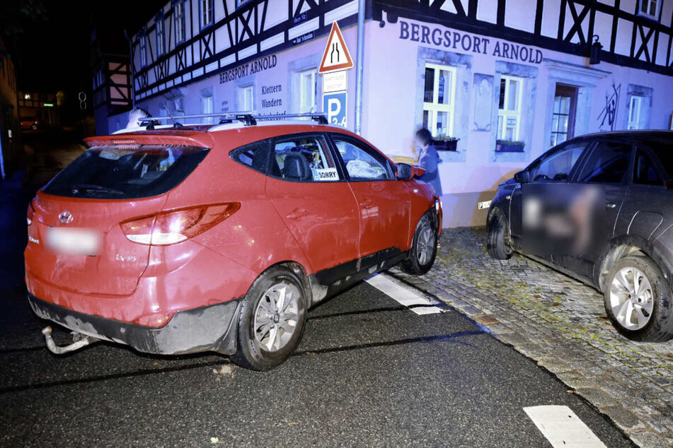 Der Hyundai krachte gegen die Hauswand des Bergsportladens.