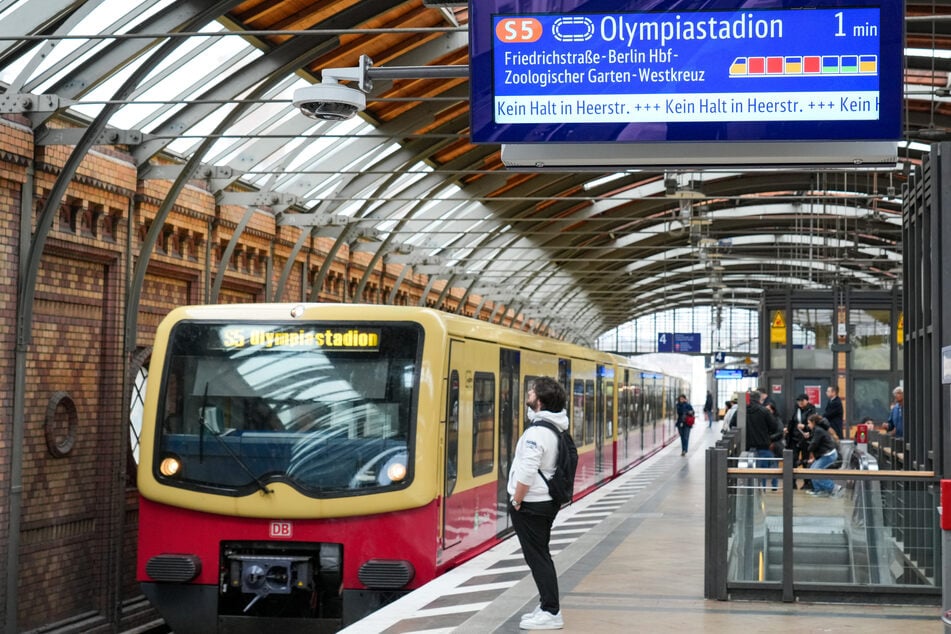 Auf etlichen Linien der Berliner S-Bahn gibt es am Dienstag wegen Reparaturen an Signalen Ausfälle und Verspätungen. (Symbolbild)