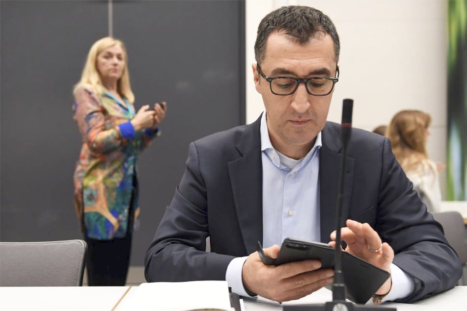 Özdemir für Handyverbot an allen Schulen: "Jugendliche nicht den Tech-Konzernen zum Fraß vorwerfen"