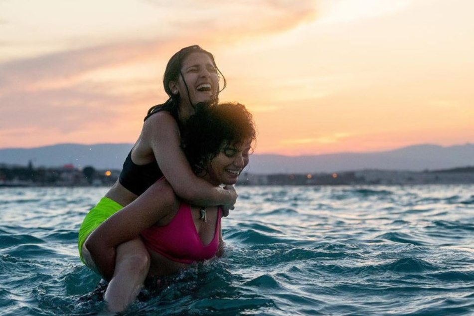El Hosainis zutiefst bewegende Geschichte handelt von der wundersamen Reise der Schwimmerinnen Yusra und Sara Mardini, die als Flüchtlinge aus dem kriegsgebeutelten Syrien zu den Olympischen Spielen 2016 in Rio geflohen sind.