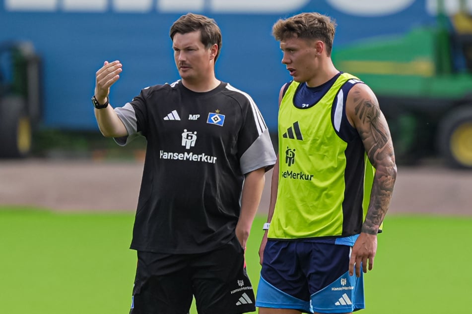 HSV-Coach Merlin Polzin (35, l.) und Neu-Kapitän Nicolai Remberg (26) werden bis Freitag im "adidas Homeground" auf dem Platz stehen.