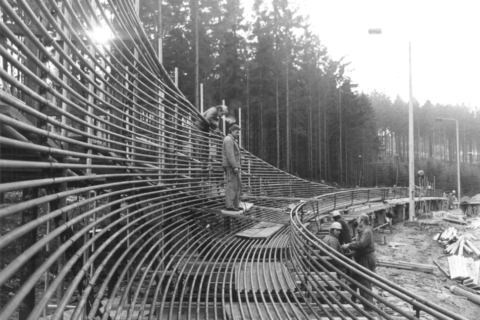 In den Metallrohren zirkuliert die Kühlflüssigkeit: Bau der Bobbahn im sächsischen Altenberg 1984.