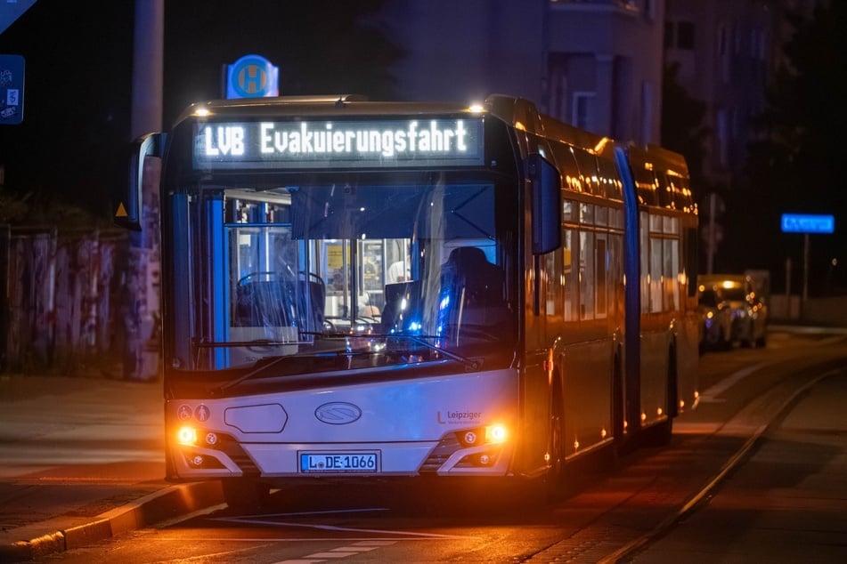 Die Bewohner zweier Häuser wurden evakuiert. Die Leipziger Verkehrsbetriebe stellten einen Bus für die Anwohner zur Verfügung.