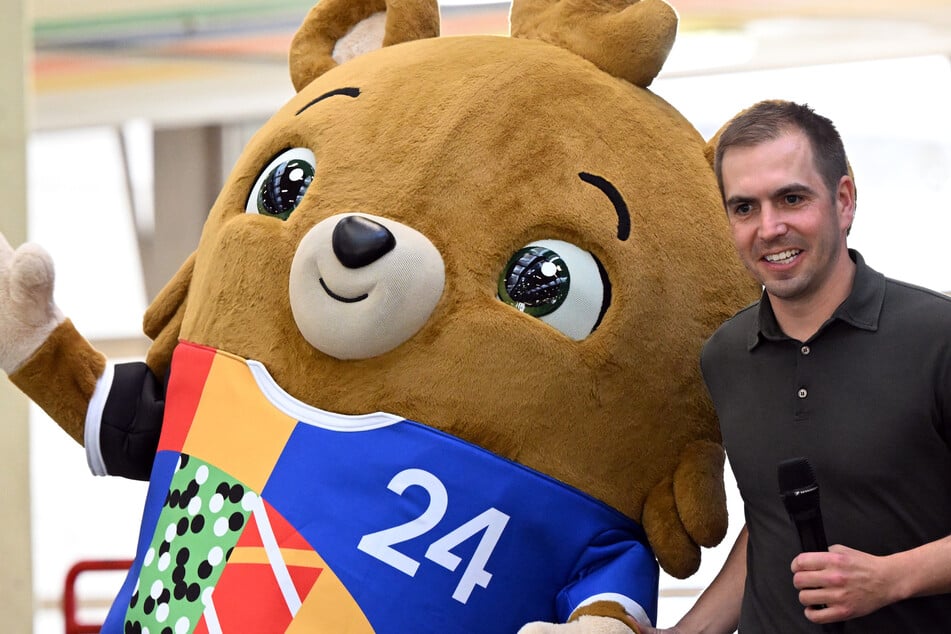 Turnierdirektor Philipp Lahm (39) präsentiert das Maskottchen der Euro 2024, das Albärt heißt.