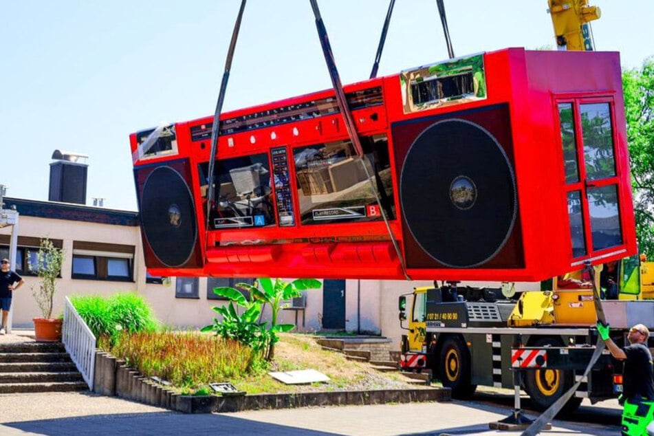 Die schrägste Eisdiele Deutschlands? Hier steht bald ein riesiger roter Ghettoblaster