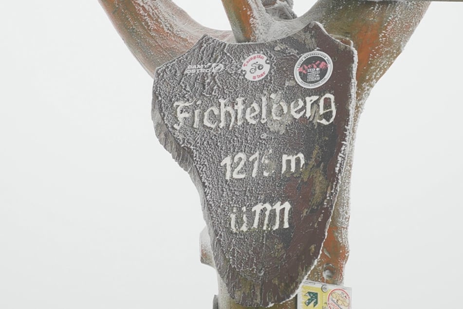 Auf dem höchsten Berg Sachsens hat der Winter Einzug gehalten.